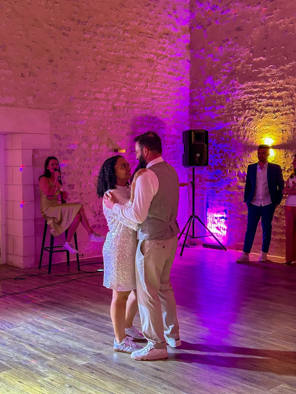 Nour-Inès et Alexis dansent sous une lumière violette